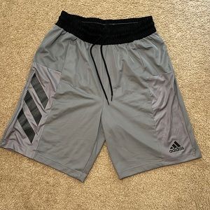 NWOT Men’s Adidas basketball shorts with dressing and pockets, size large